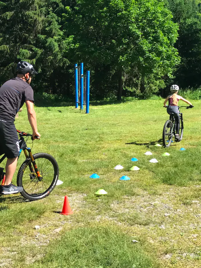 Biker beim MTB-Techniktraning