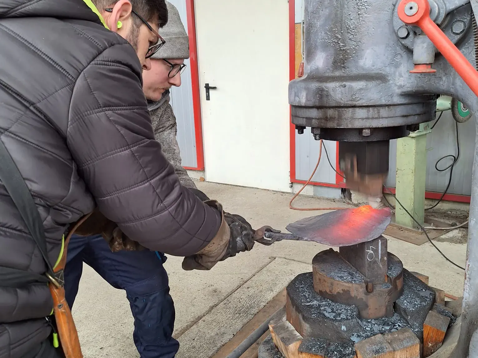 Breiten des Rohlings am großen Lufthammer