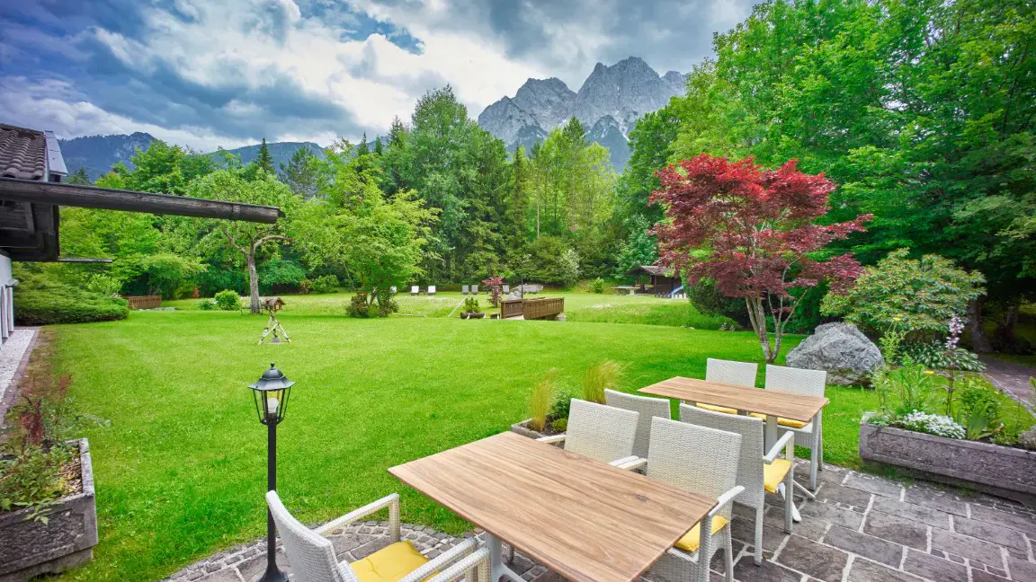 Blick auf die Terrasse und den Garten im Alpenhof Grainau