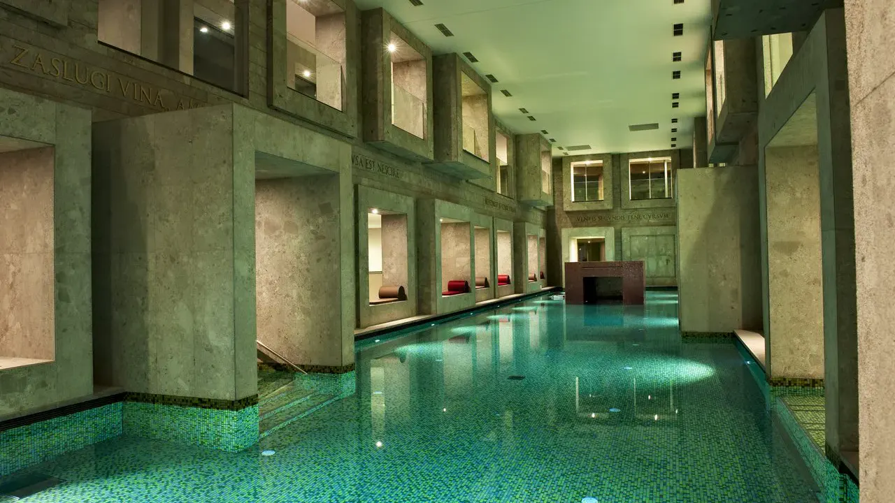 Innenpool im modernem Wellnessbereich im Rimske Terme Hotel Rimski dvor