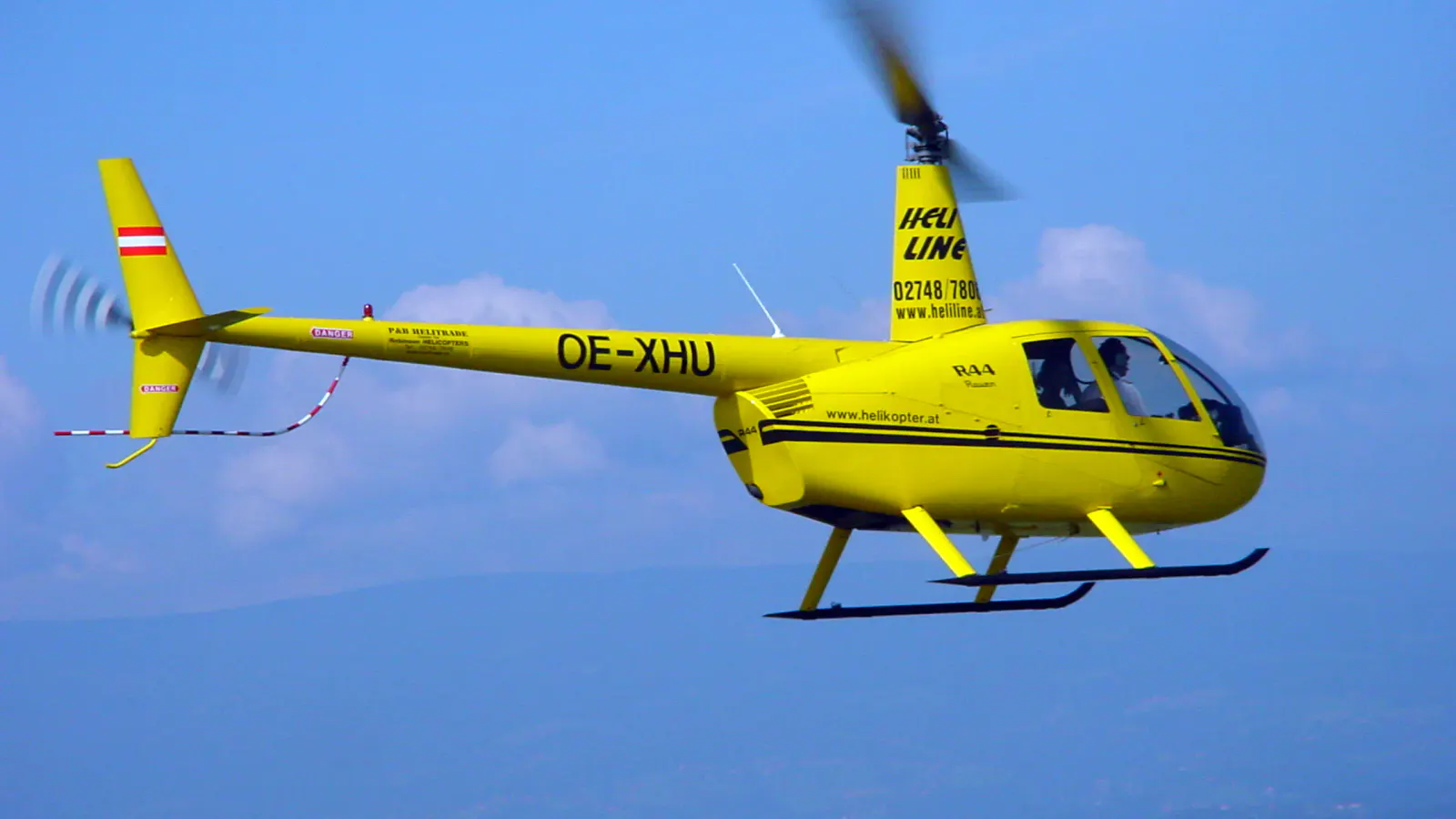 Helikopter fliegt in der Luft