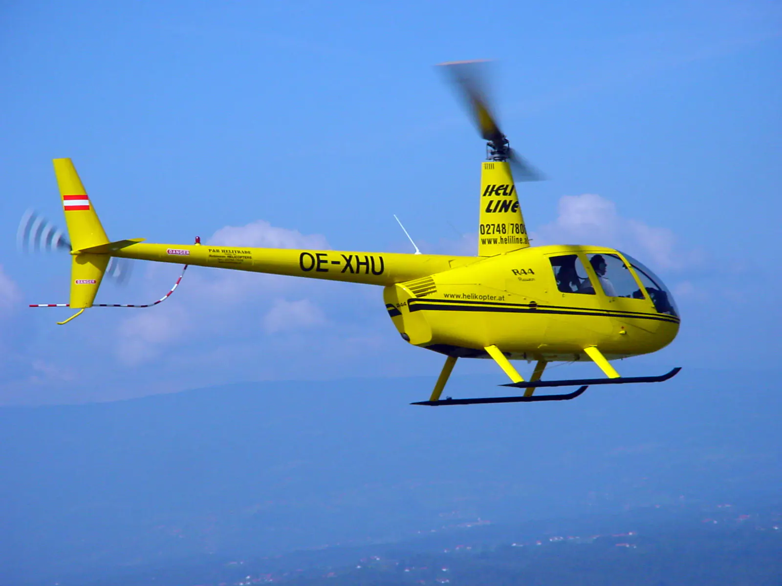 Helikopter fliegt in der Luft