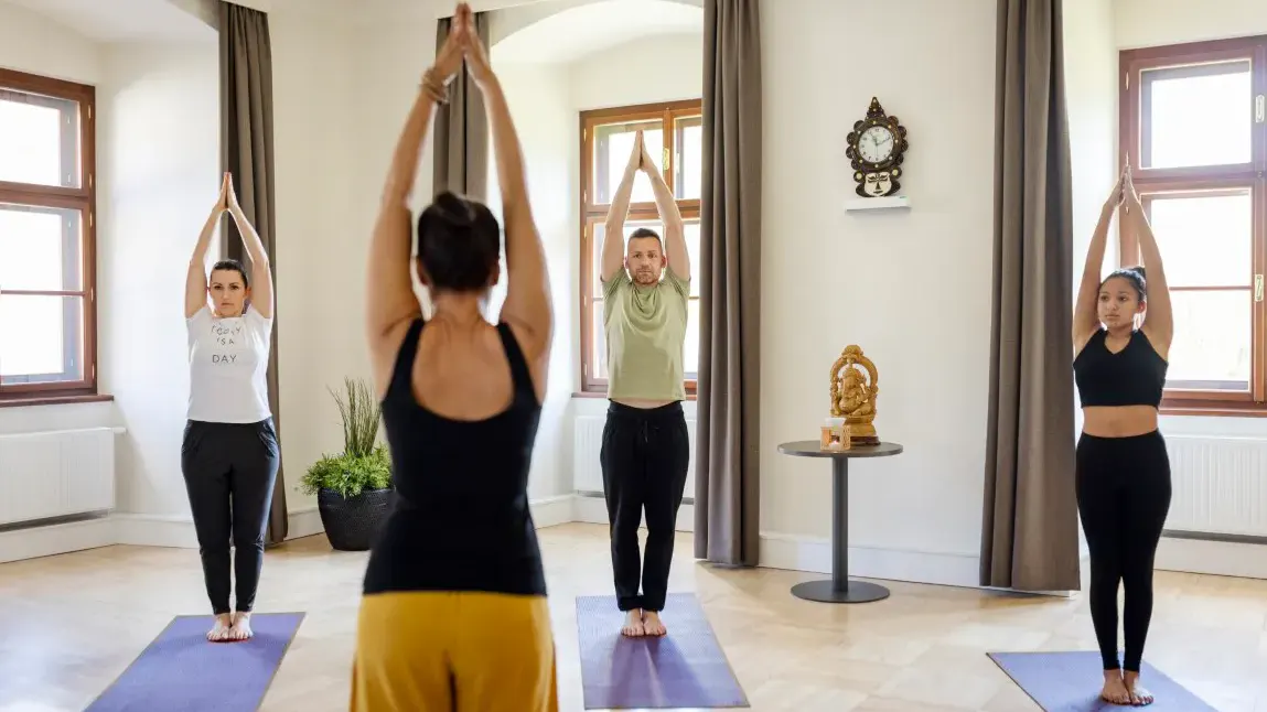 Hotelgäste beim Yoga im JUFA Hotel Stift Gurk
