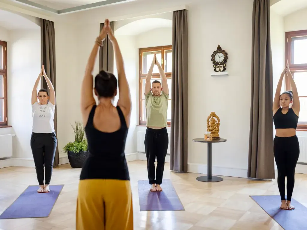 Hotelgäste beim Yoga im JUFA Hotel Stift Gurk