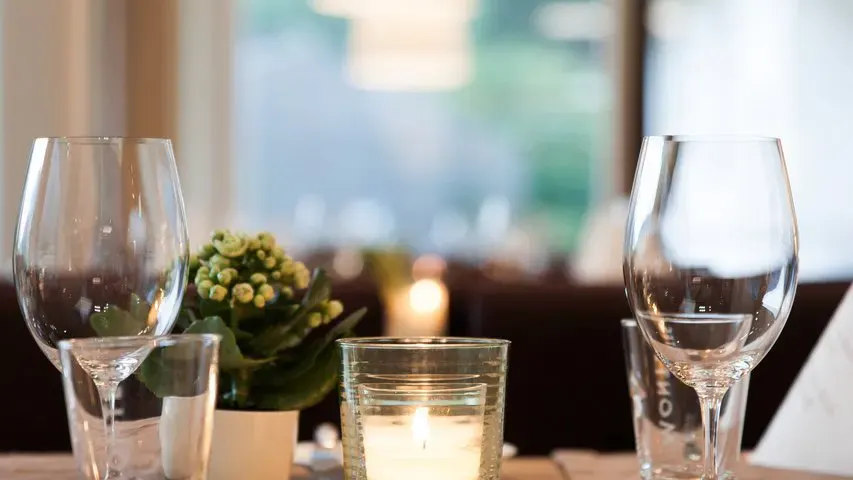 Detailansicht eines gedeckten Tisches im Hotel Fischer am See