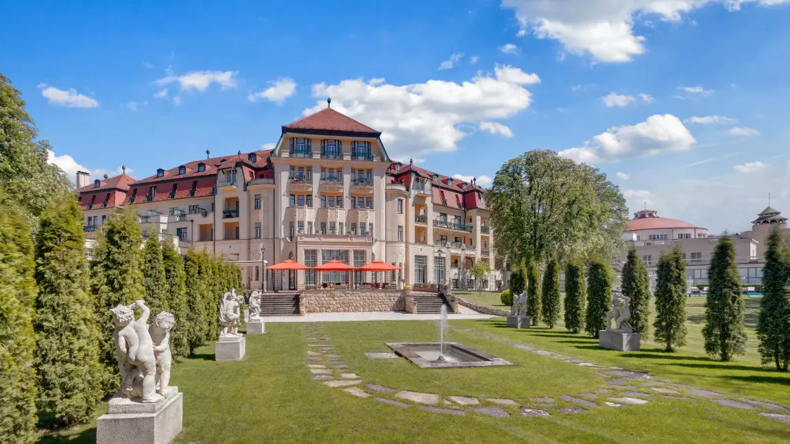 Aussenansicht der Hotelfront des Thermia Palace Hotels mit großem Gartenbereich