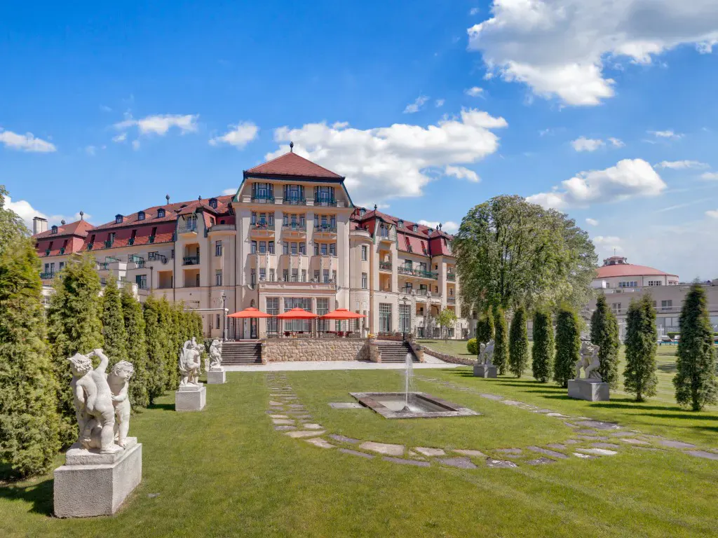 Aussenansicht der Hotelfront des Thermia Palace Hotels mit großem Gartenbereich