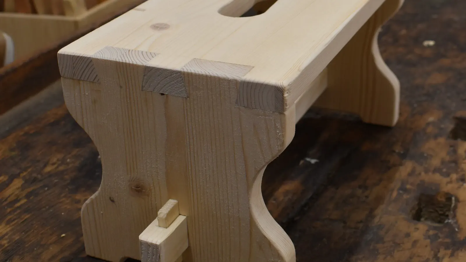 Selbstgebauter Schemel mit Schwalbenzinken und Keilsteg