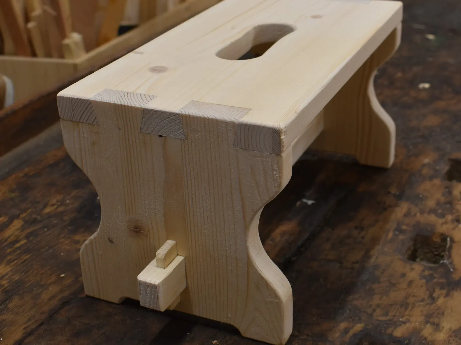 Selbstgebauter Schemel mit Schwalbenzinken und Keilsteg