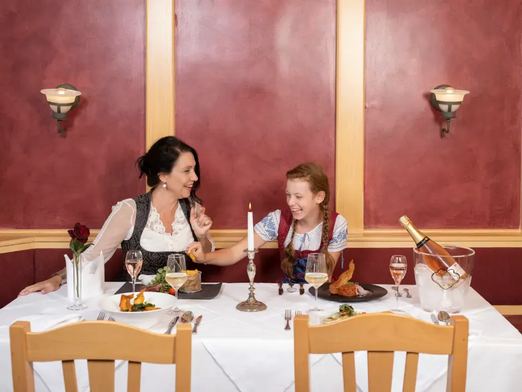 Restaurant mit Gästen im Hotel Ottenstein - Das Wohlfühlhotel