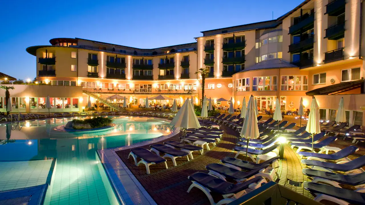 Aussenansicht in Abendstimmung des Lotus Therme Hotel und Spa