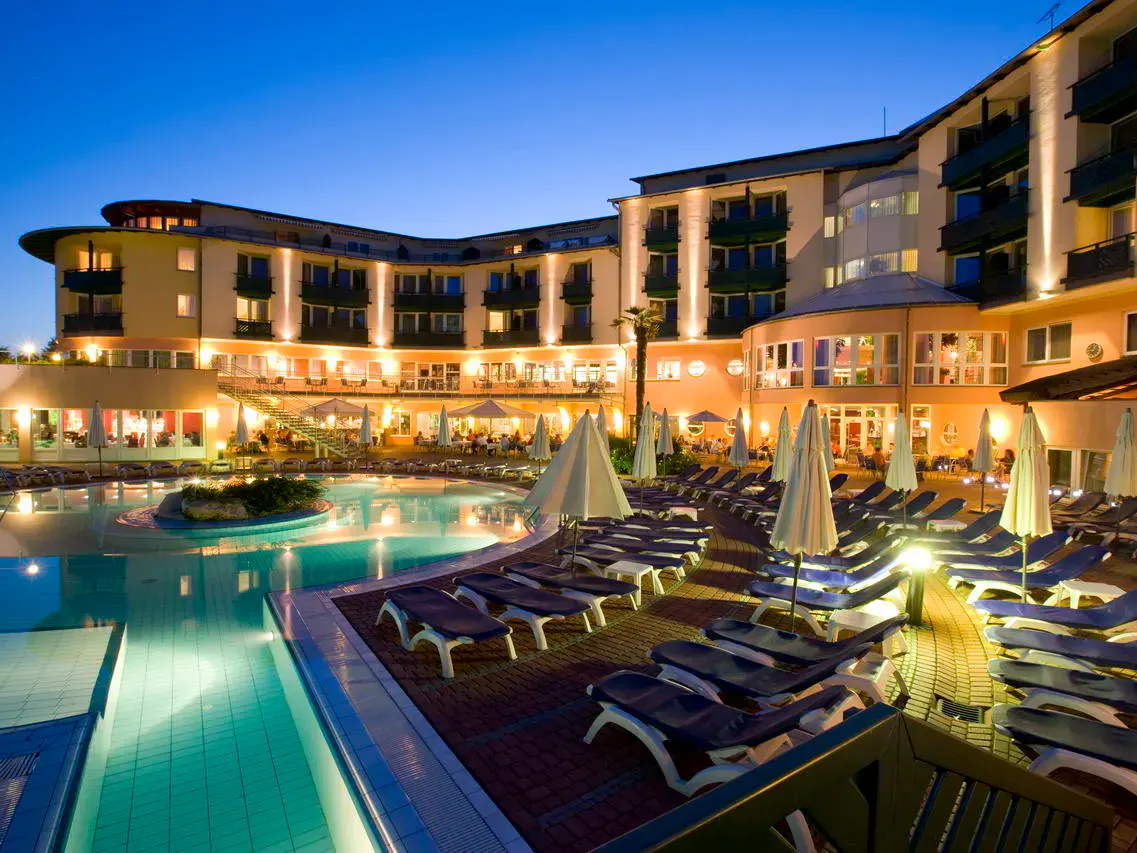 Aussenansicht in Abendstimmung des Lotus Therme Hotel und Spa