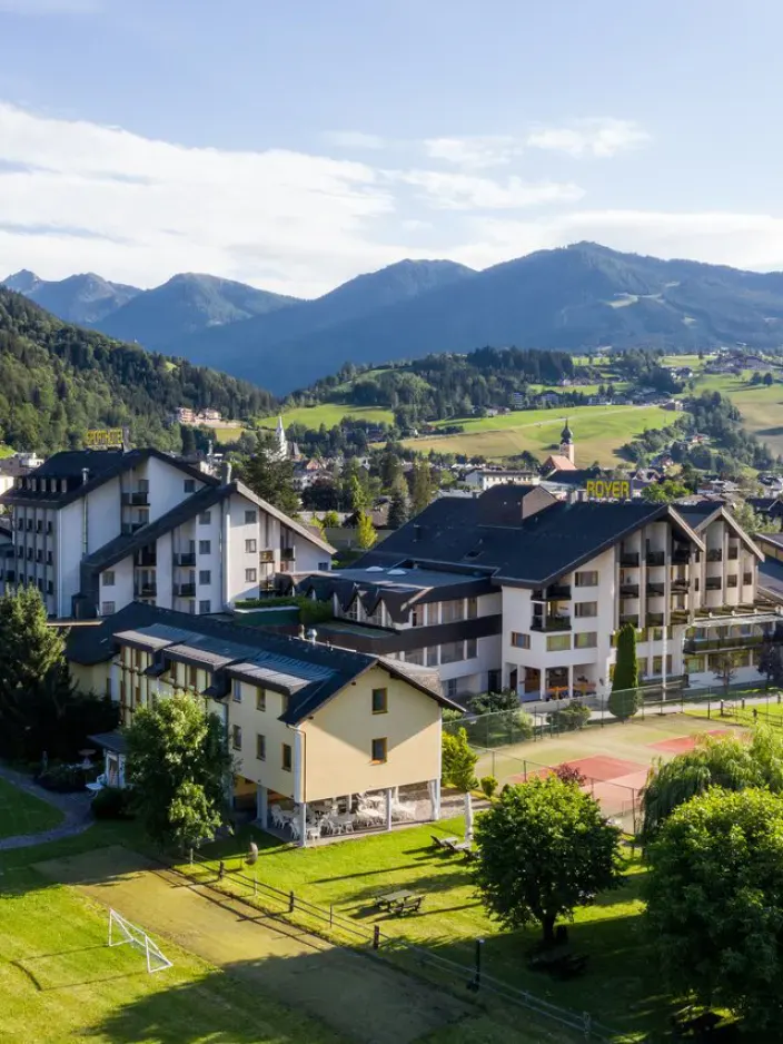 Aussenansicht des Sporthotels Royer in Schladming im Sommer