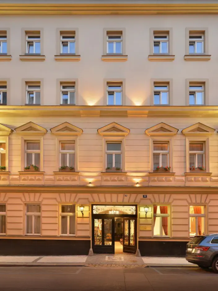 Aussenansicht des Hotels Angelis am Abend