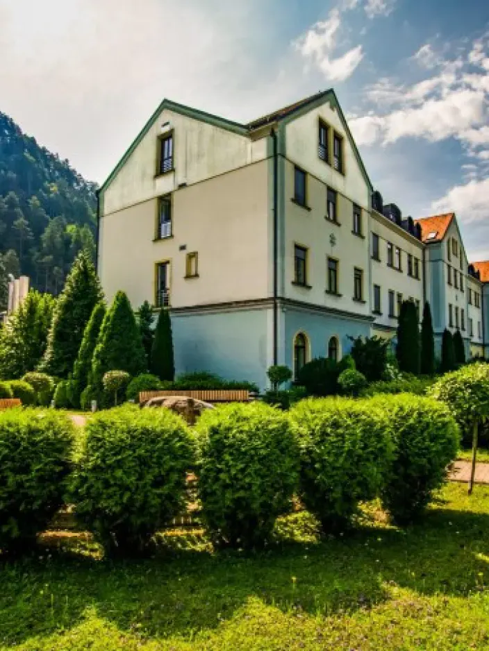 Aussenansicht des Hotels Zdravilisce Lasko mit Gartenanlage