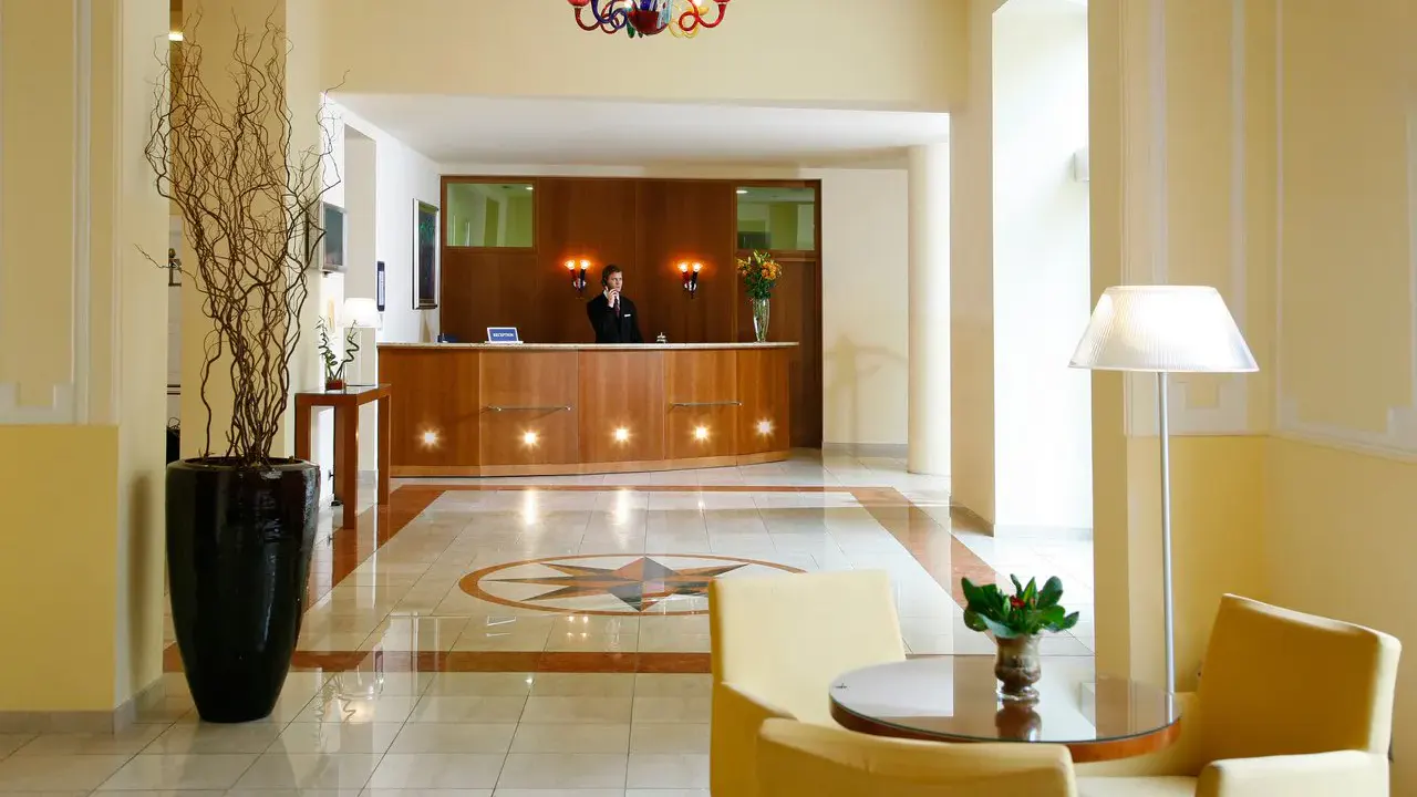 Lobby mit Empfangsbereich und Rezeptionistin im Hotel Bristol Opatija