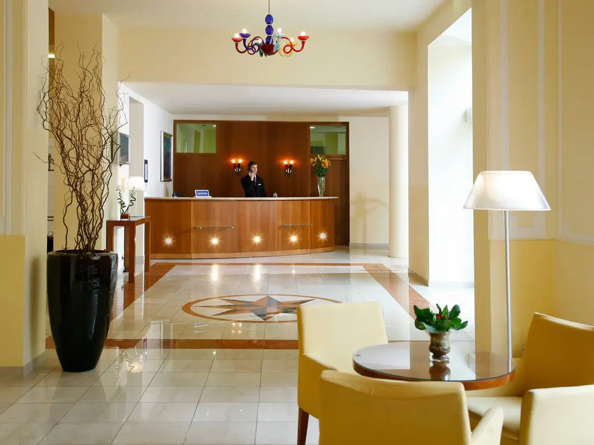 Lobby mit Empfangsbereich und Rezeptionistin im Hotel Bristol Opatija
