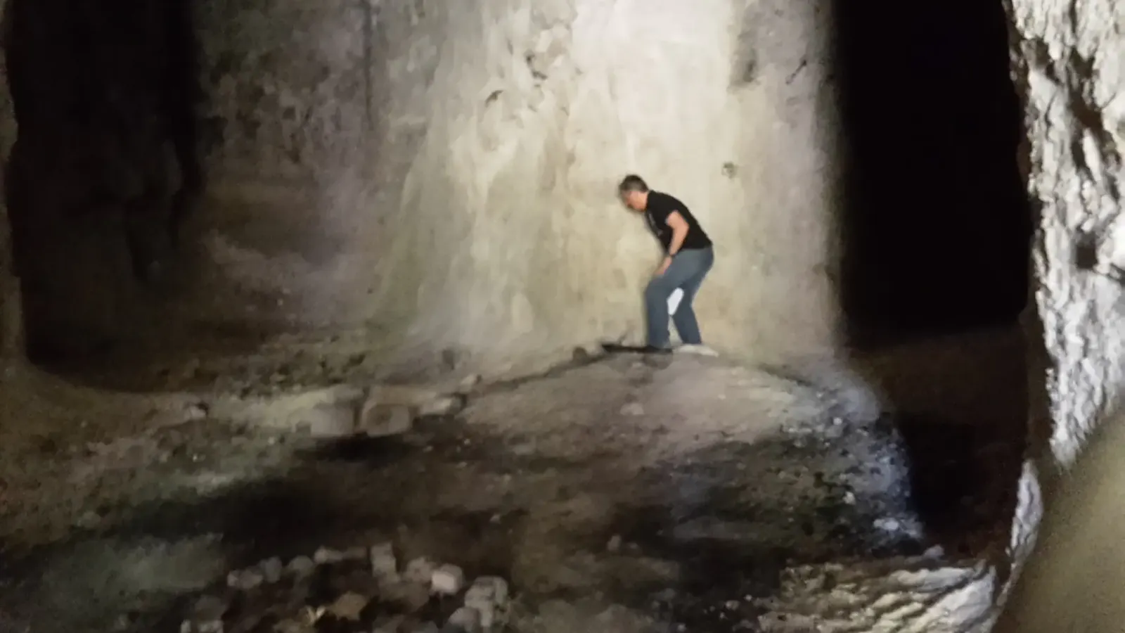 Mann in Höhle