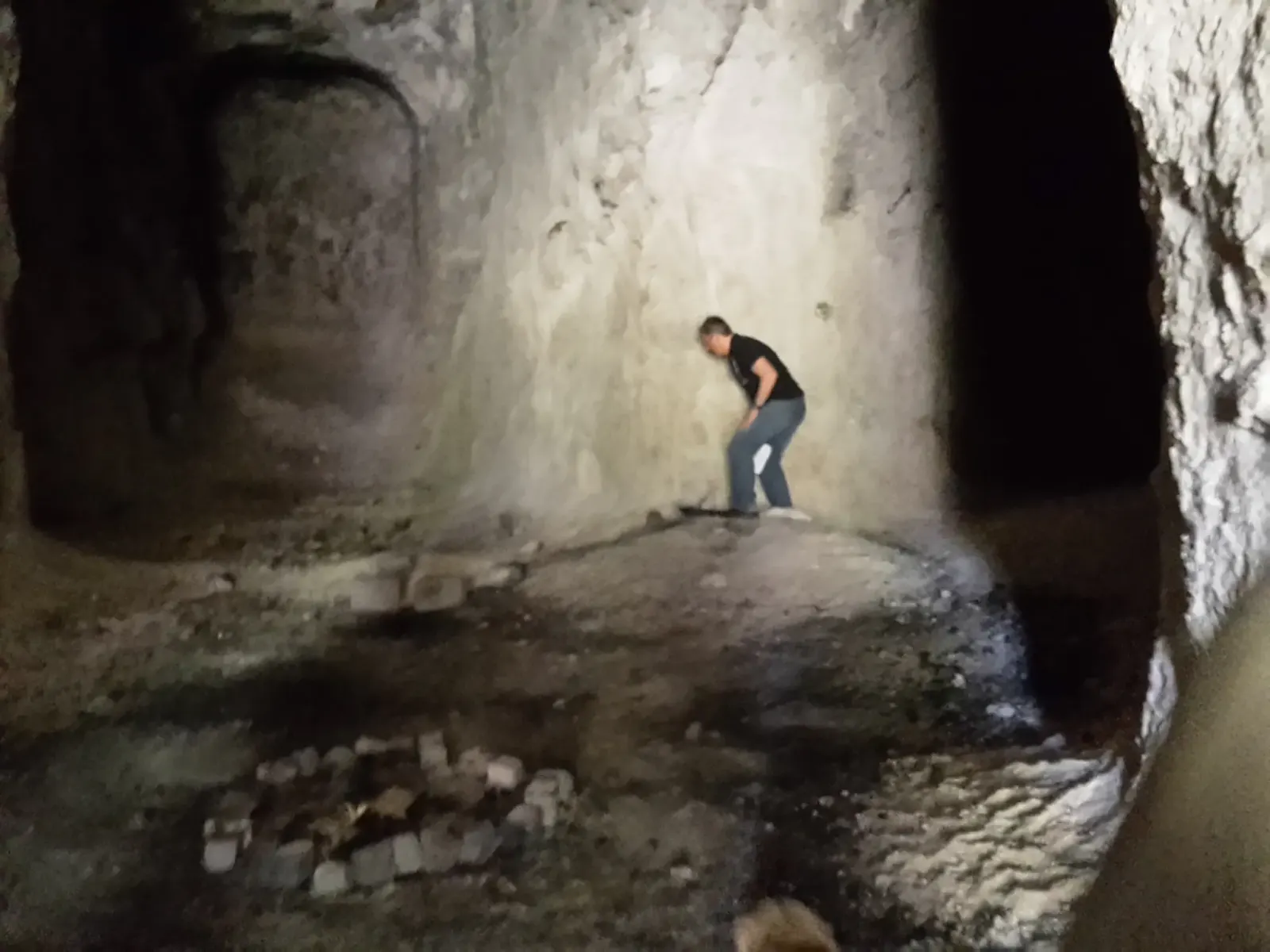 Mann in Höhle