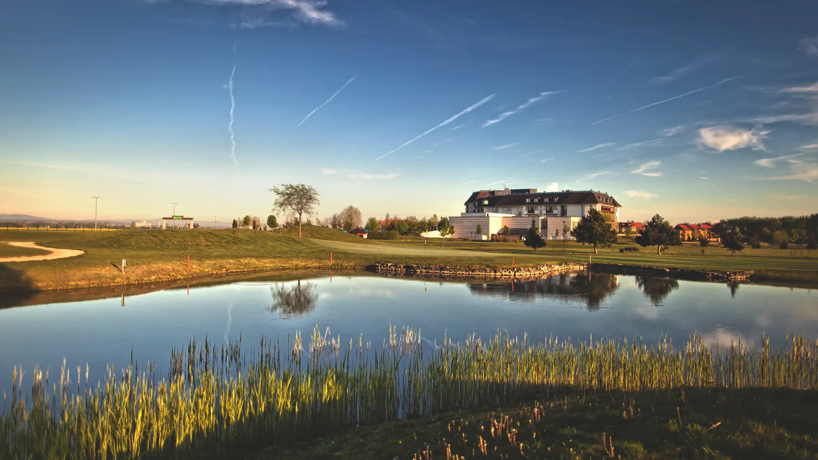 Blick vom Golfplatz zum Greenfield Hotel Golf und Spa in Abendstimmung