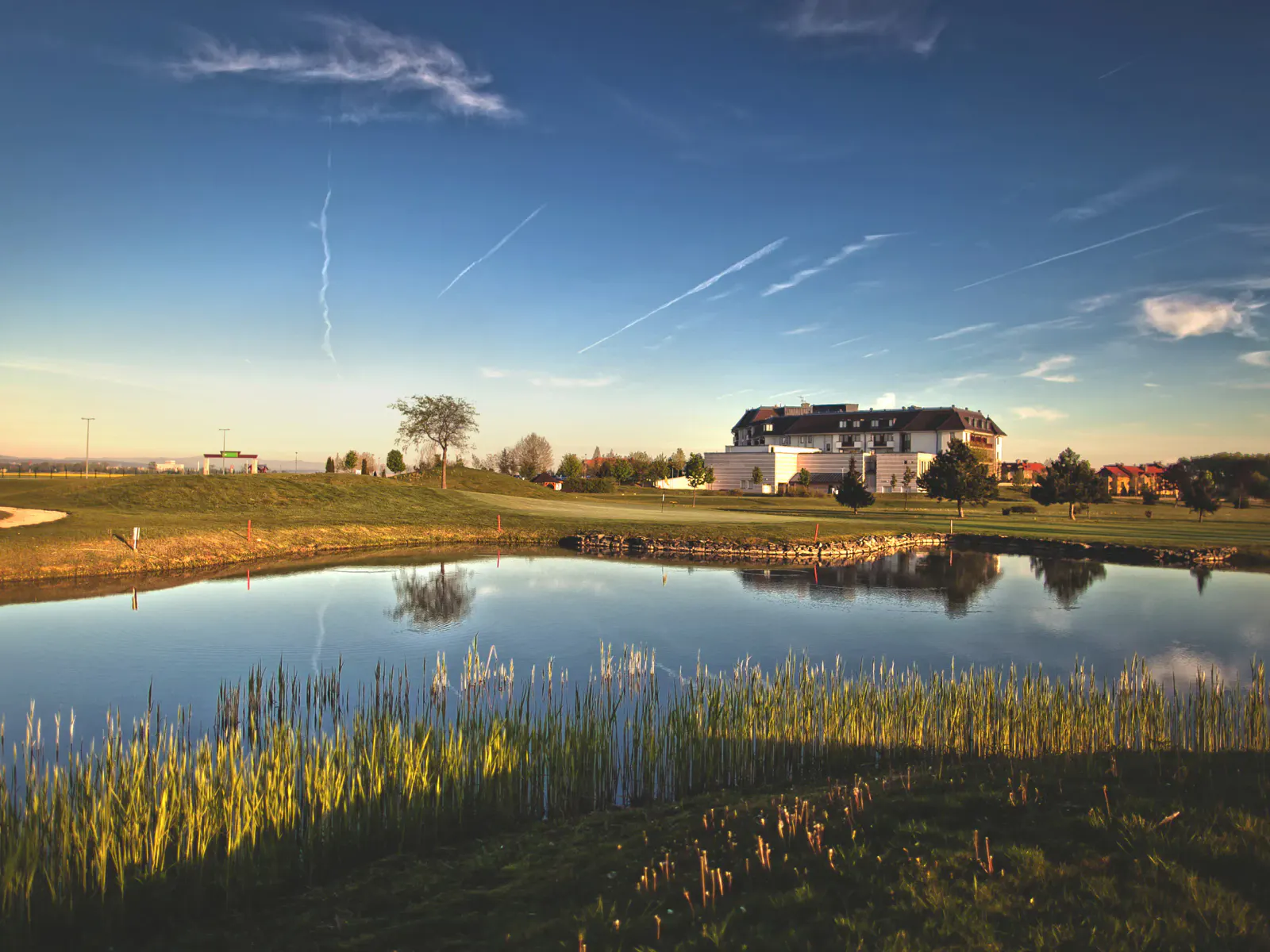 Blick vom Golfplatz zum Greenfield Hotel Golf und Spa in Abendstimmung