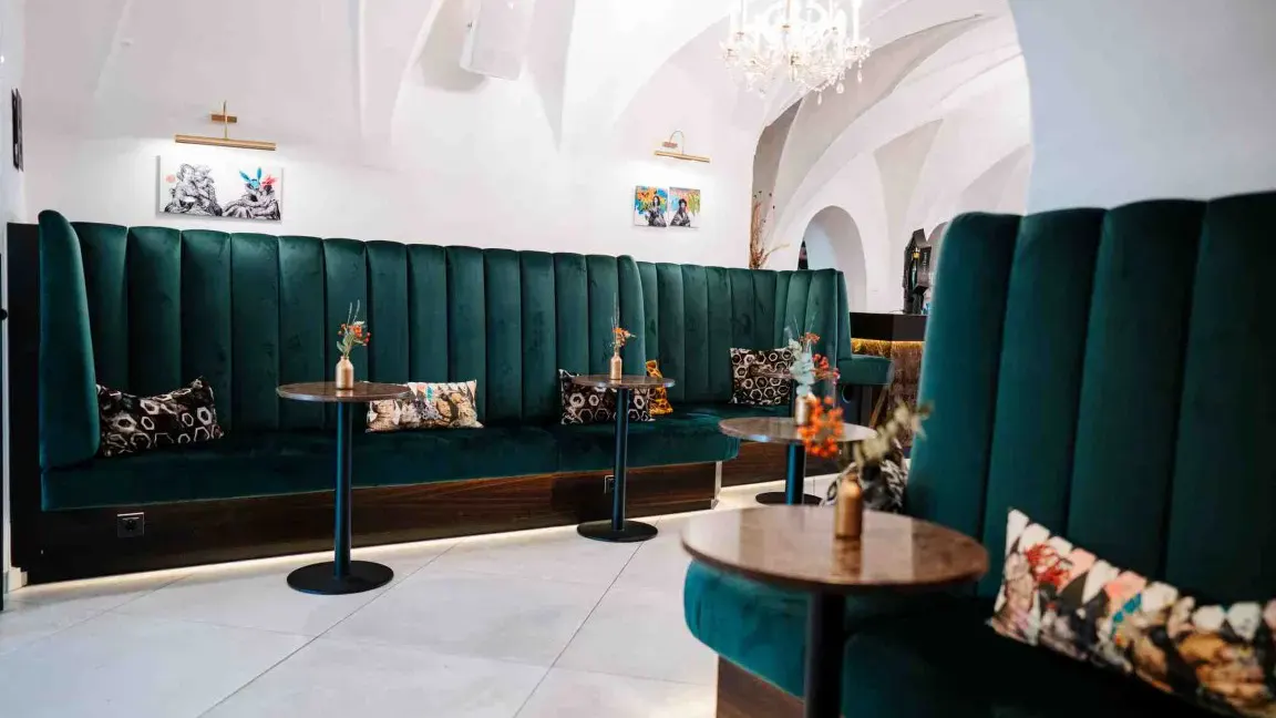 Sitzbereich mit grünem Samt im Hotel Palais 26