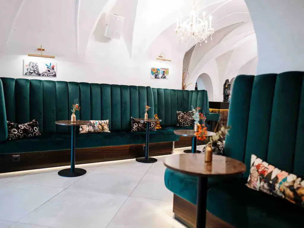 Sitzbereich mit grünem Samt im Hotel Palais 26