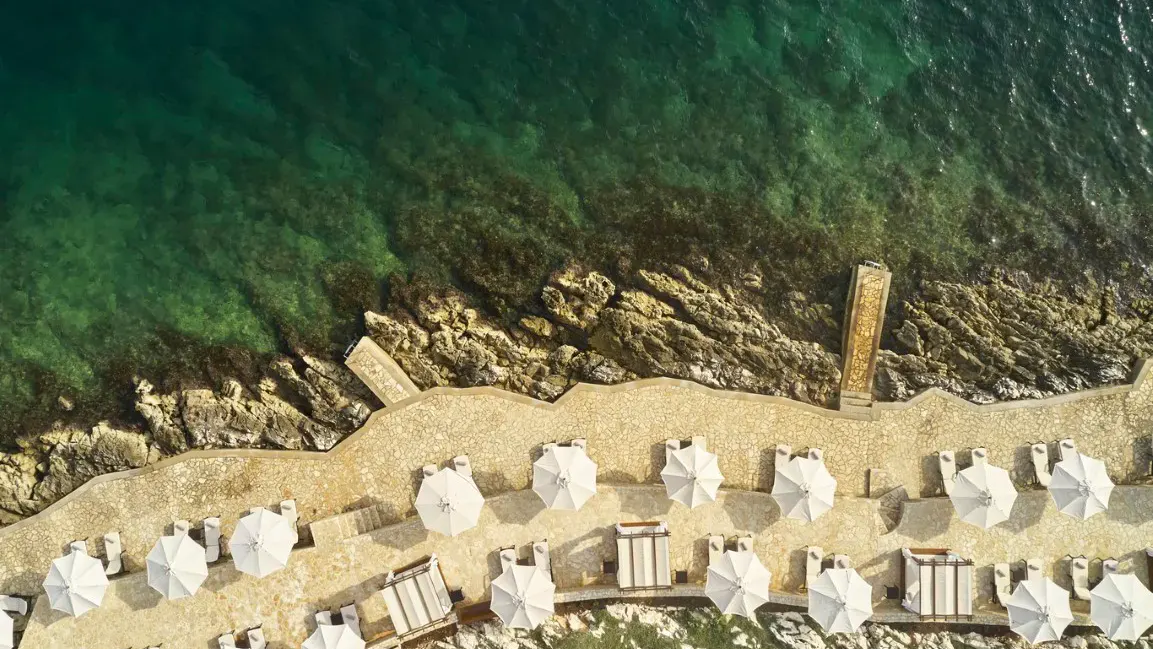 Strandabschnitt Private Spa mit vielen Liegen im Kempinski Hotel Adriatic