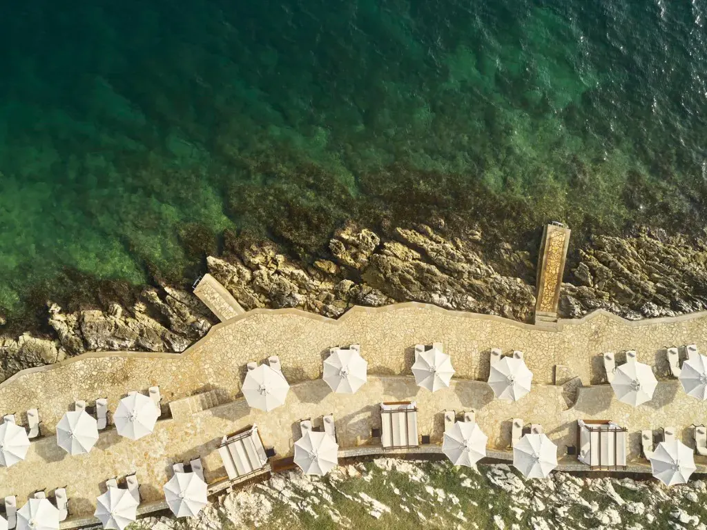 Strandabschnitt Private Spa mit vielen Liegen im Kempinski Hotel Adriatic