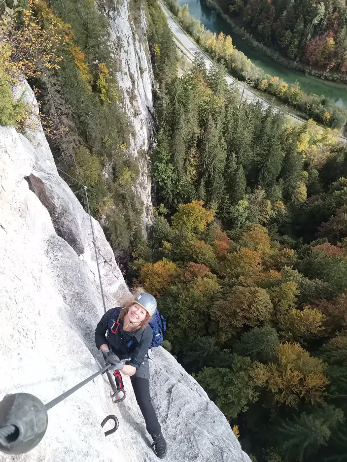 Eine Person in der Felswand beim begehen eines Klettersteigs