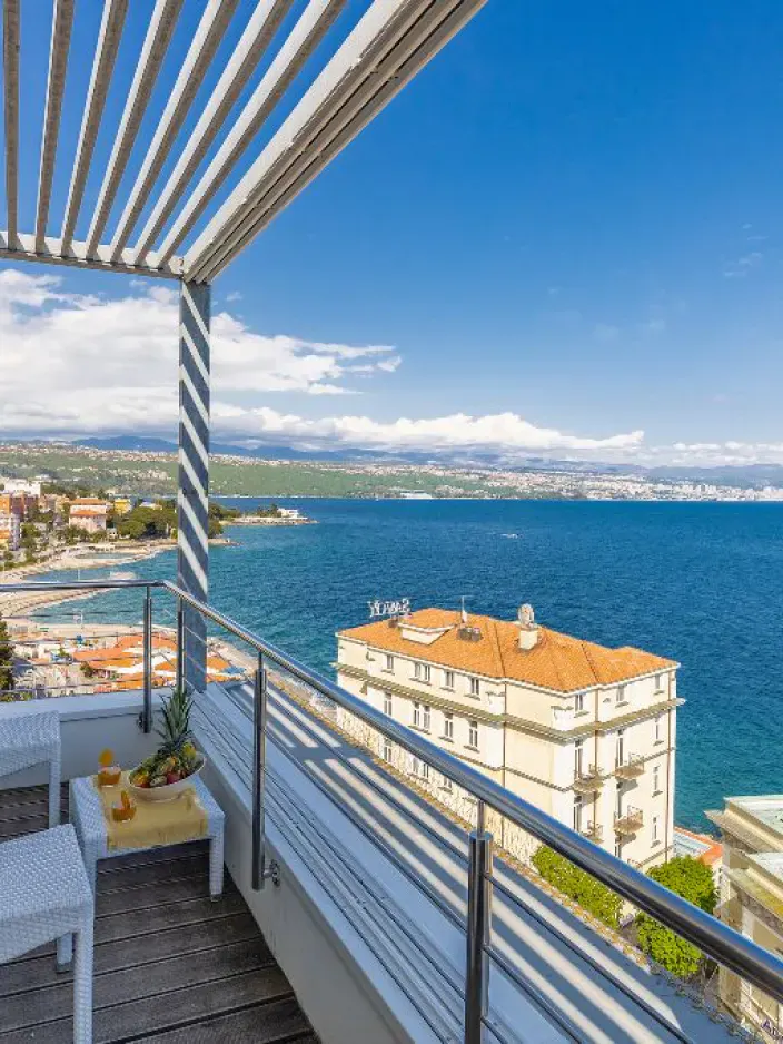 Blick von einem Balkon des Hotels Astoria Opatija an die Küste