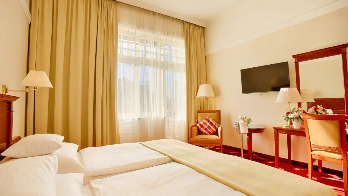 Hell eingerichtetes Doppelzimmer im Thermia Palace Hotel