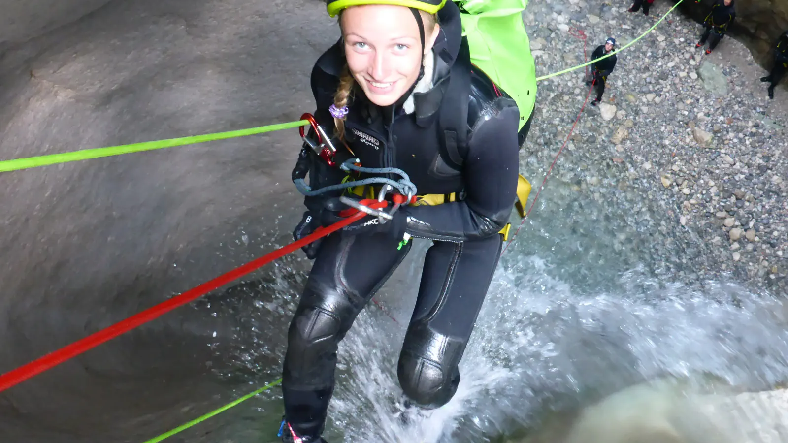 Eine Canyonautin seilt sich ab.