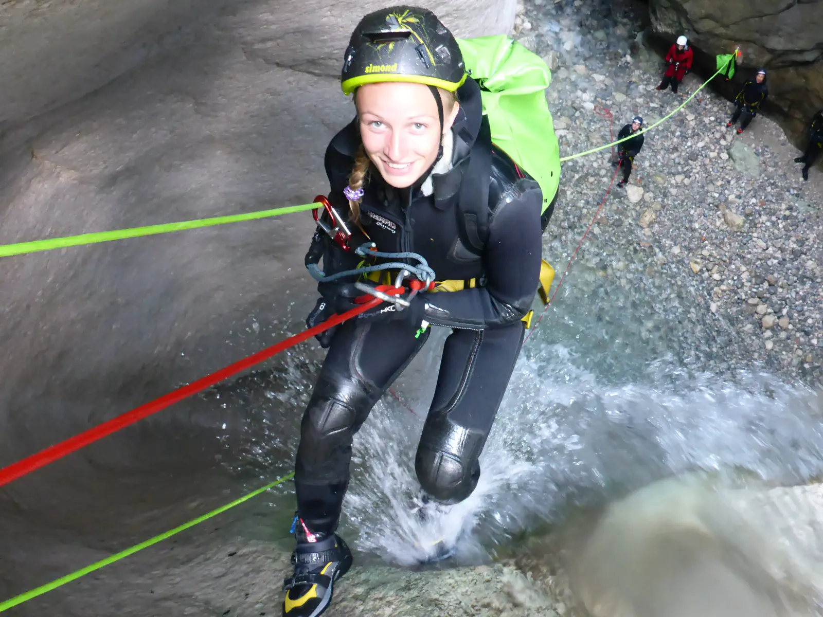 Eine Canyonautin seilt sich ab.