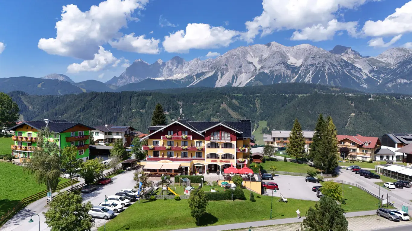 Blick auf das Hotel Sonneck mit Panorama
