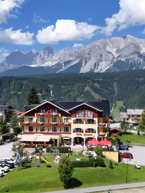 Blick auf das Hotel Sonneck mit Panorama