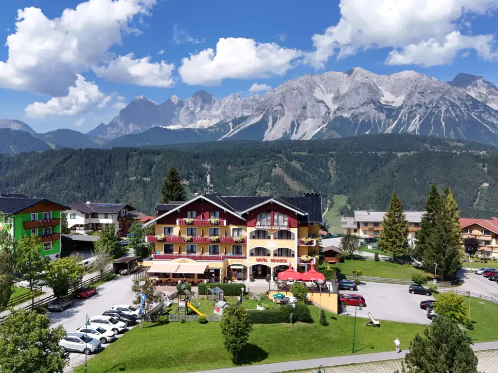 Blick auf das Hotel Sonneck mit Panorama