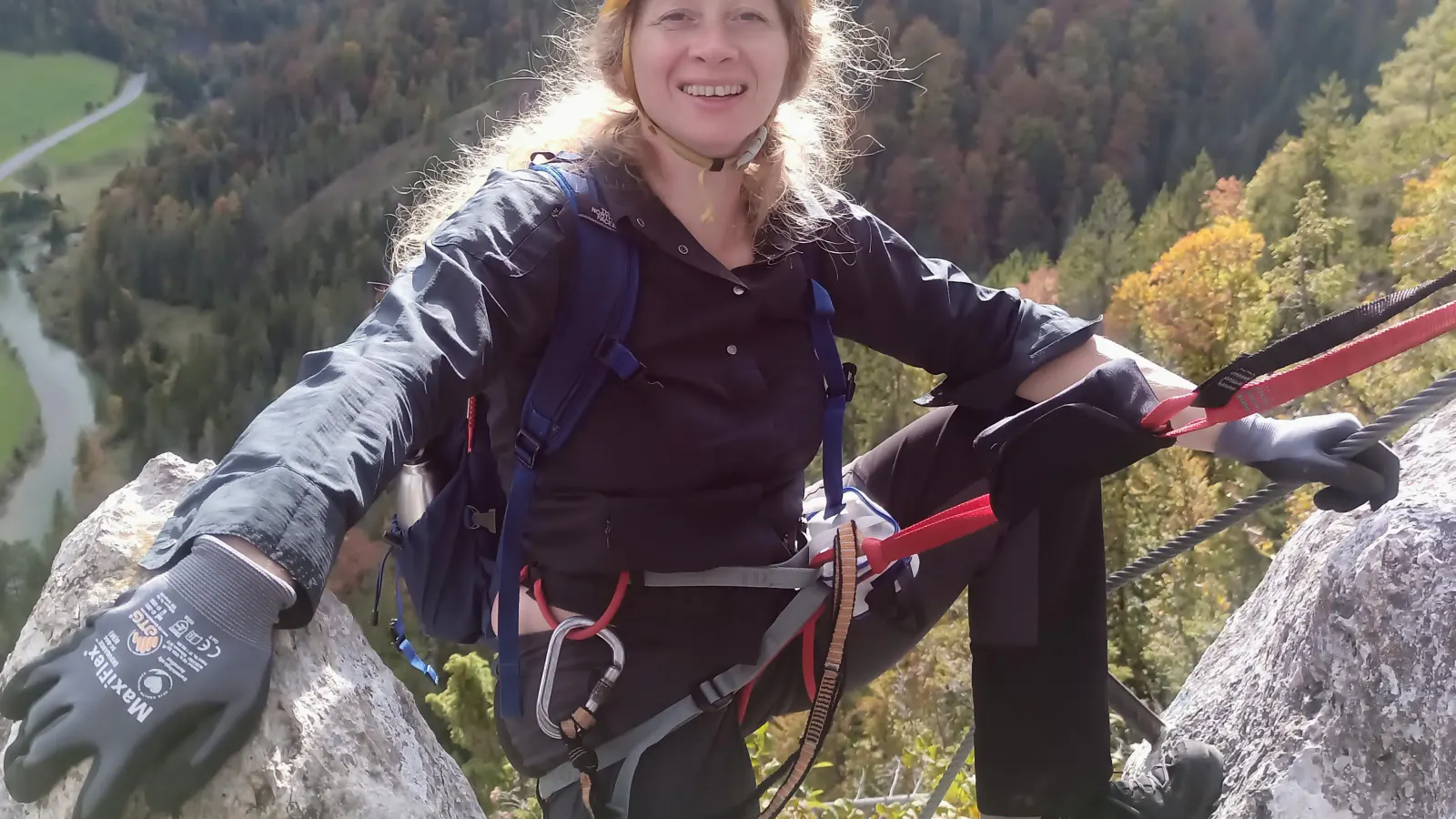 Eine Person beim Genießen der Aussicht am Klettersteig.