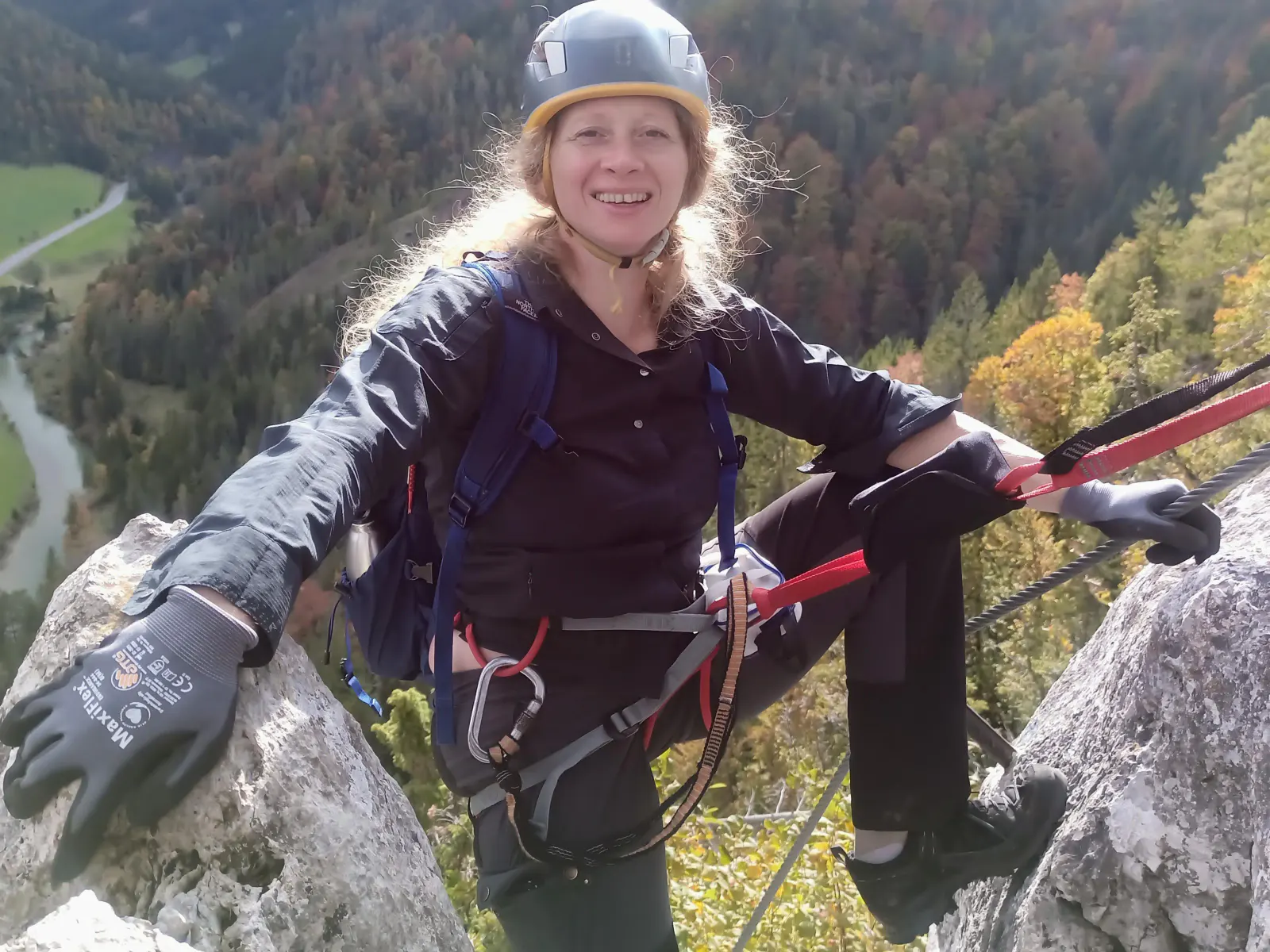 Eine Person beim Genießen der Aussicht am Klettersteig.