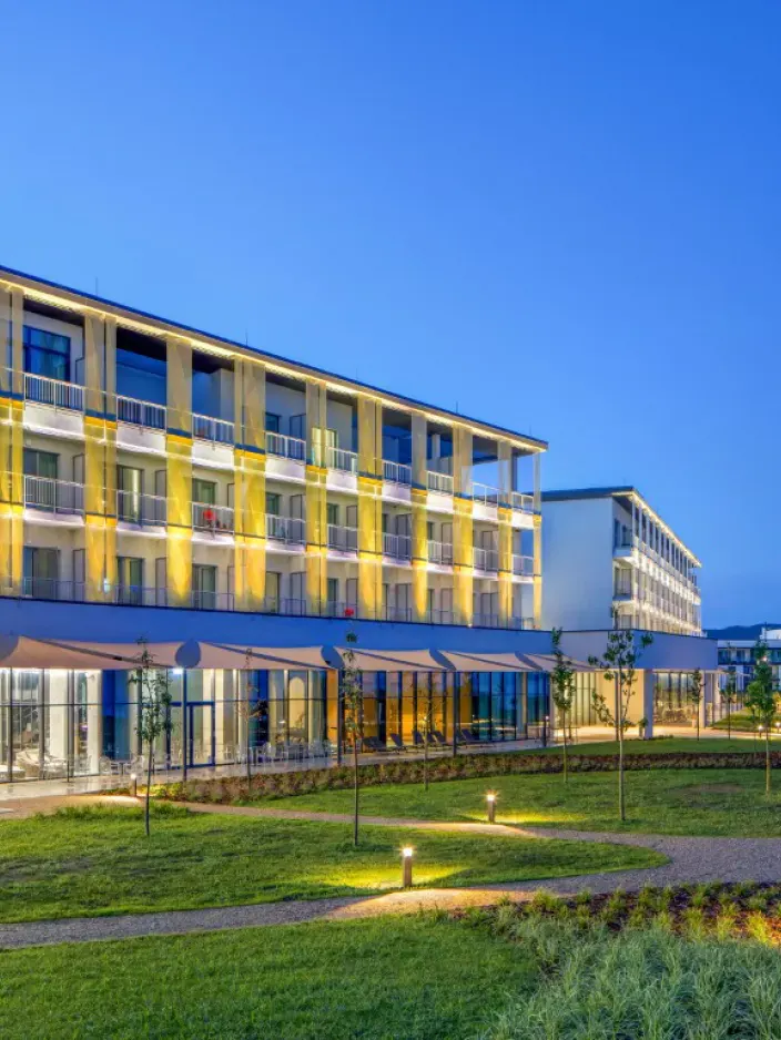 Aussenansicht des Hotels Sirius mit Balkonen und Garten