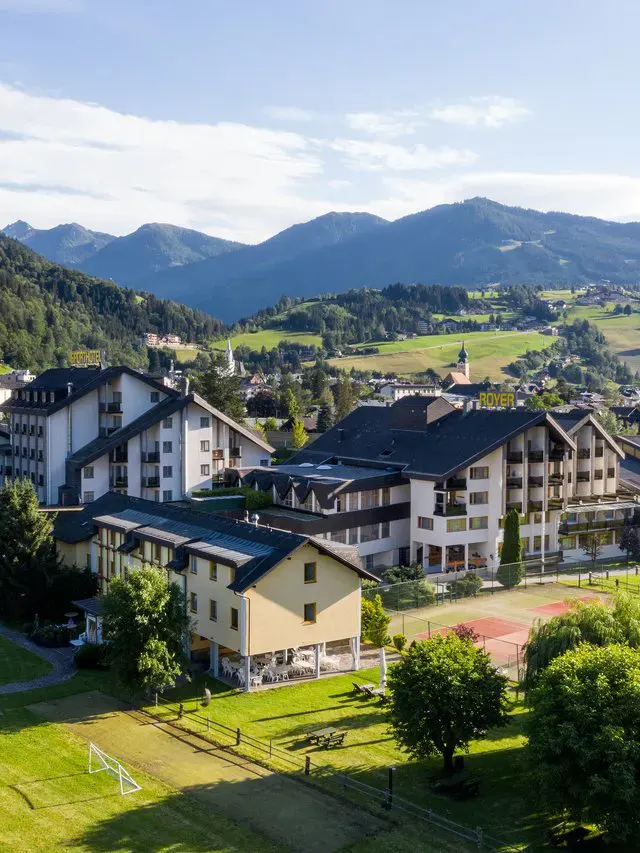 Aussenansicht des Sporthotels Royer in Schladming im Sommer