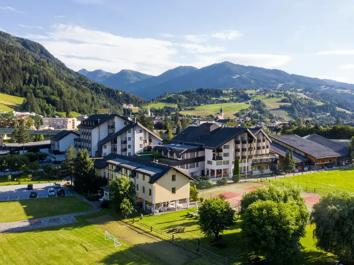 Aussenansicht des Sporthotels Royer in Schladming im Sommer