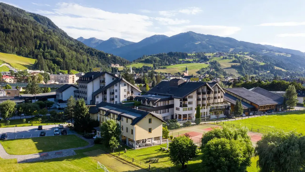 Aussenansicht des Sporthotels Royer in Schladming im Sommer