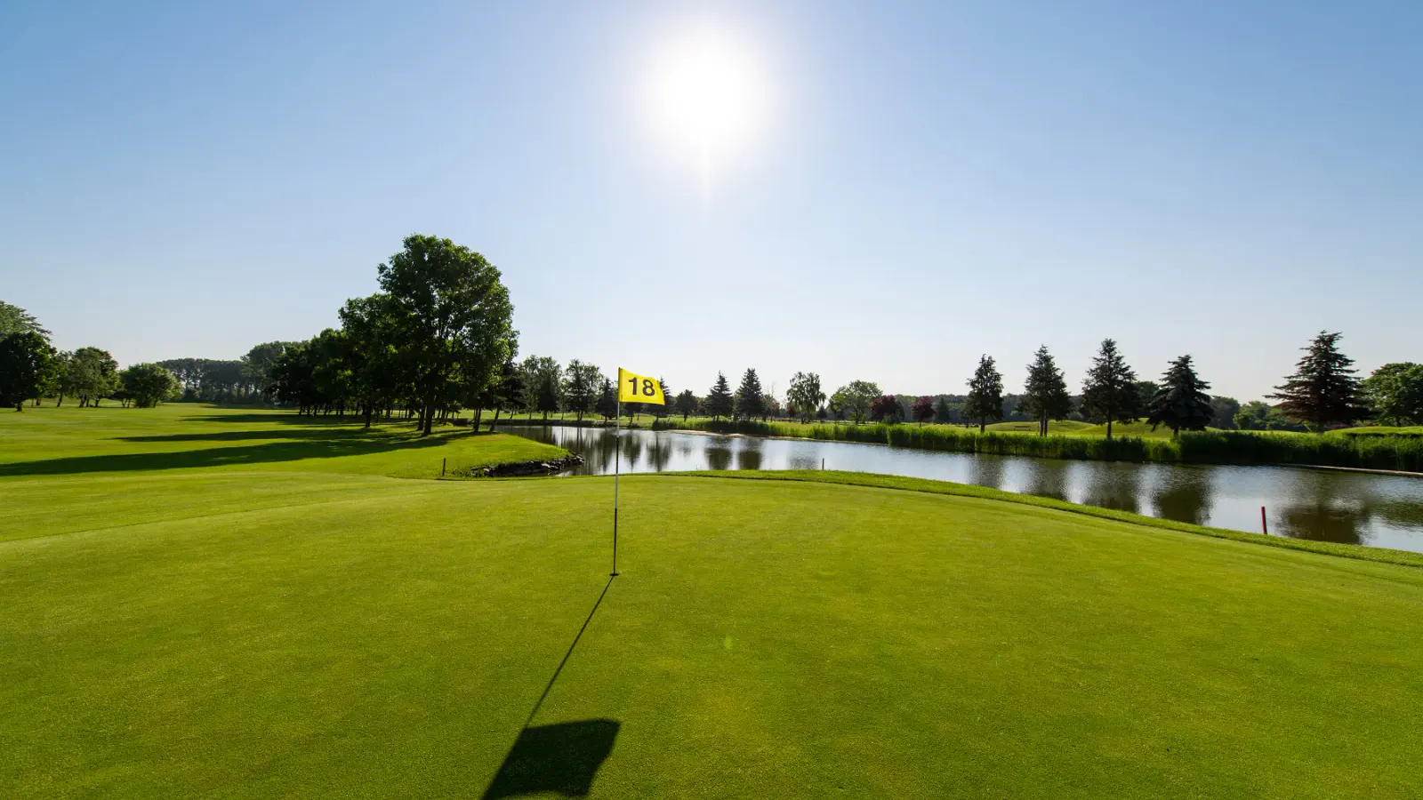 Blick auf den Golfplatz direkt vor dem Greenfield Hotel Golf und Spa