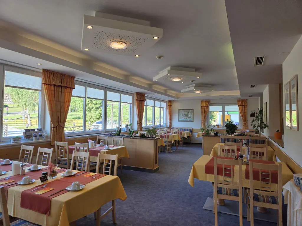 Speisesaal mit Frühstück im Hotel Sonneck