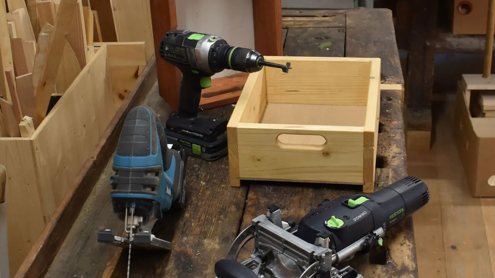 Zwei selbstgebaute Holzschubladen und Handmaschinen