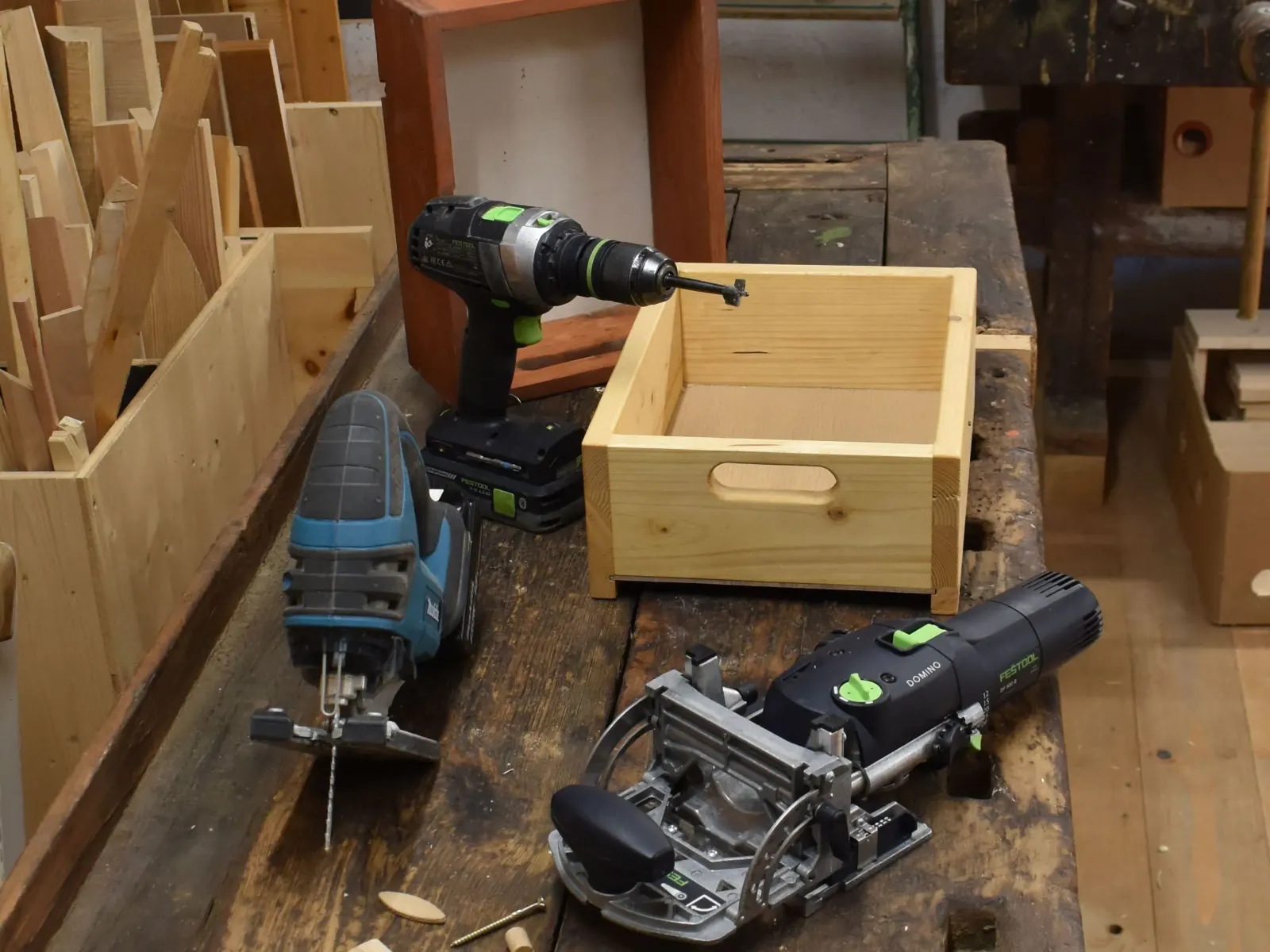 Zwei selbstgebaute Holzschubladen und Handmaschinen
