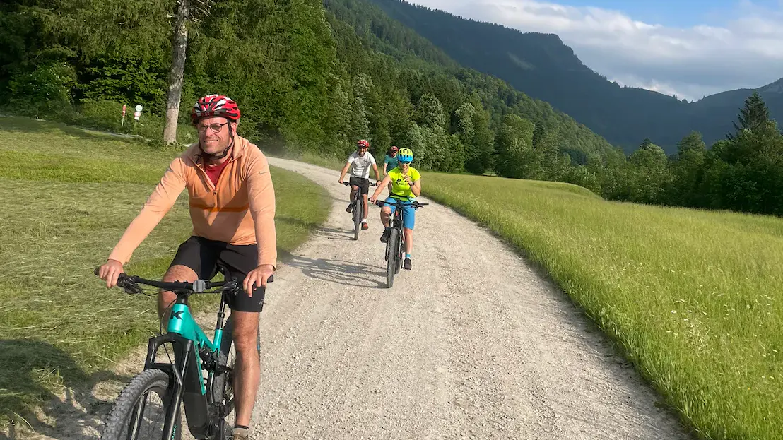 Radfahrer auf Forststraße