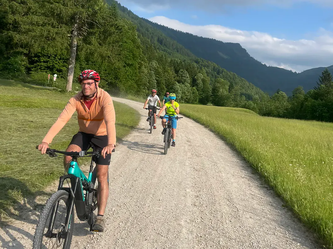 Radfahrer auf Forststraße