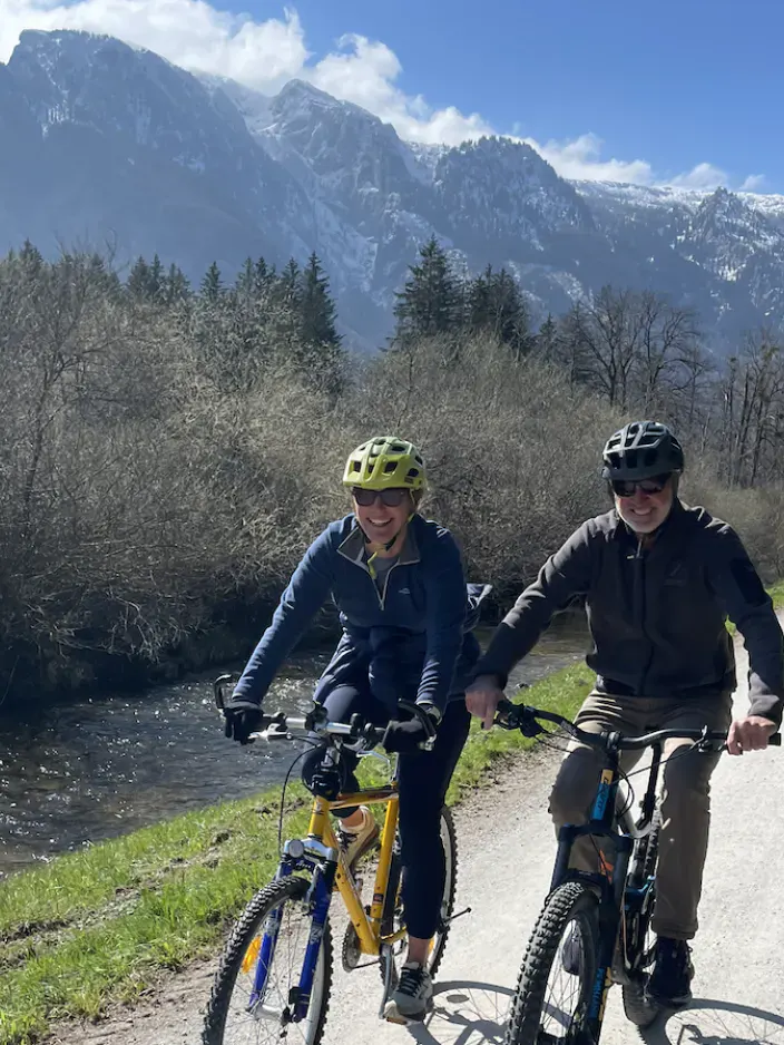 Zwei Biker genießen das Fahrradfahren in den Bergen